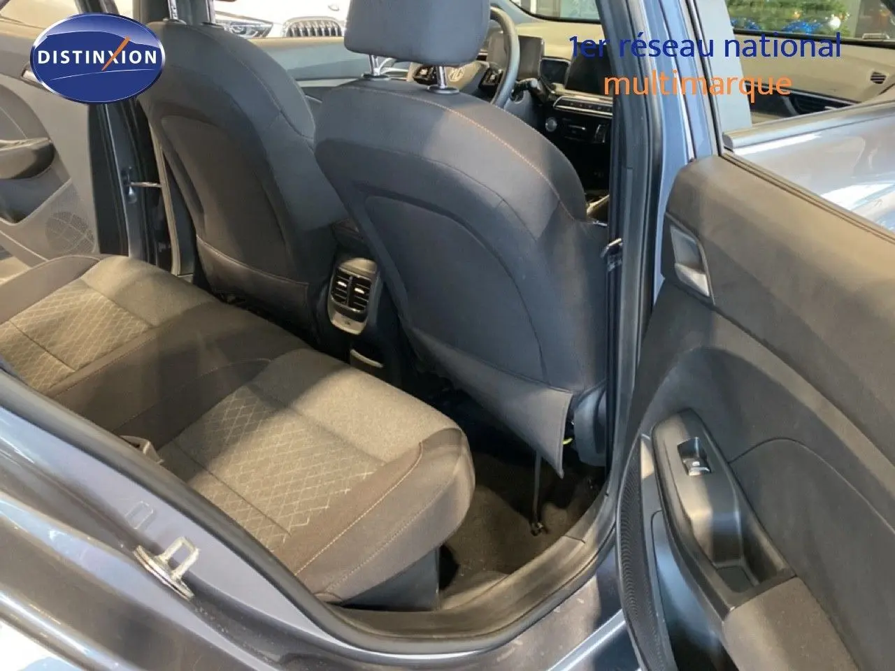 Vue intérieure arrière côté droit du MG3 1.5 Hybrid 195ch Comfort gris Hampstead, montrant les sièges et la portière ouverte.