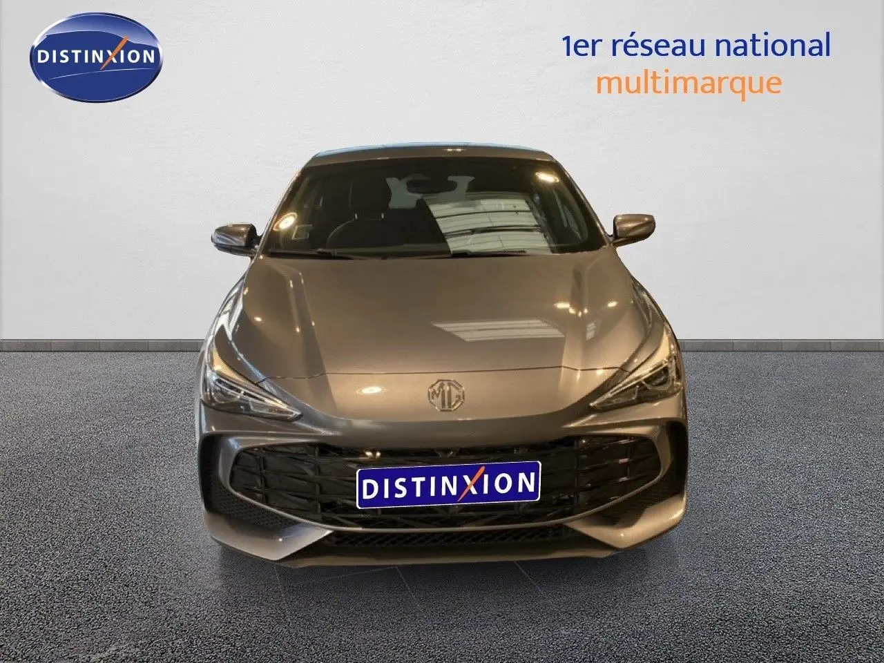 Vue avant d'une MG3 1.5 Hybrid 195ch Comfort en gris métallisé Hampstead avec calandre noire et logo MG central.