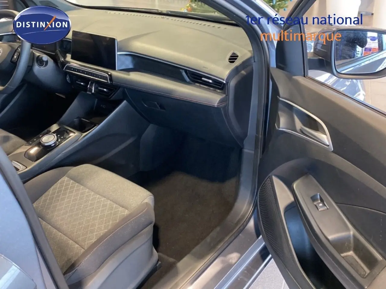 Vue intérieure côté passager de la MG3 1.5 Hybrid 195ch Comfort 2024 en gris Hampstead, avec tableau de bord moderne et sièges tissu gris.