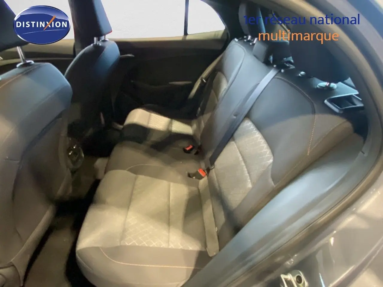Vue intérieure des sièges arrière côté droit de la MG3 1.5 Hybrid 2024 en gris Hampstead avec sellerie tissu et cuir.