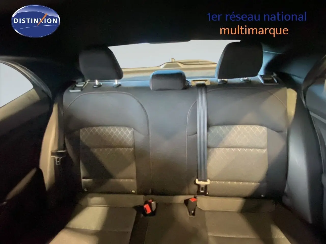 Vue intérieure arrière des sièges en tissu gris noir du MG3 1.5 Hybrid 195ch Comfort, montrant les appuie-têtes et ceinture centrale.
