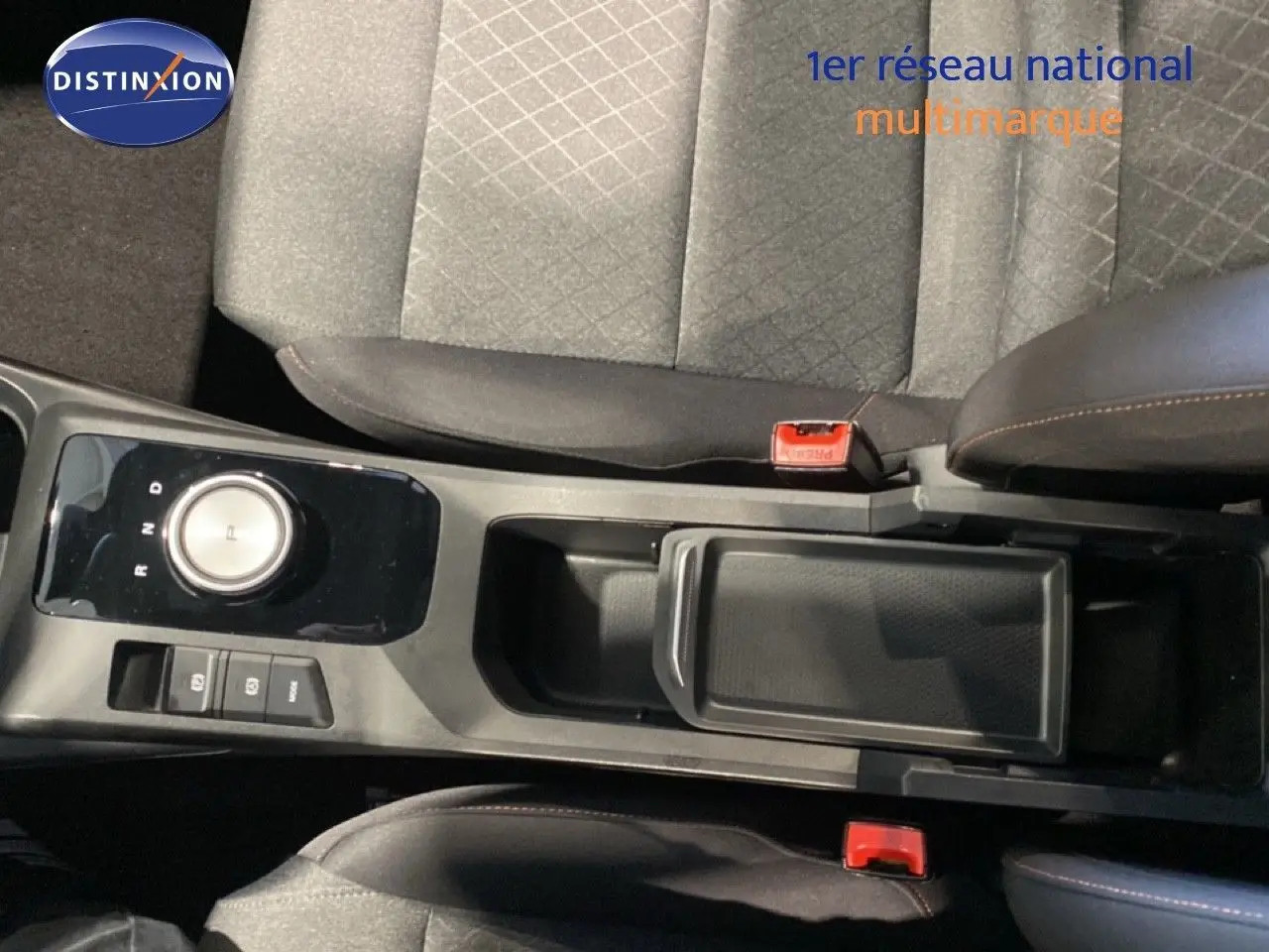Vue plongeante sur la console centrale et les sièges gris du MG3 1.5 Hybrid 195ch Comfort 2024, avec boîte auto.