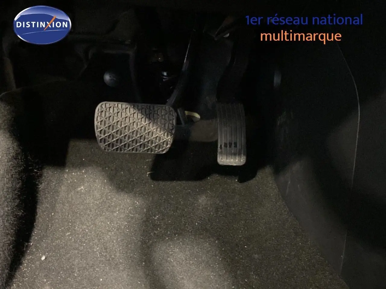 Vue rapprochée des pédales d’accélérateur et de frein du MG3 1.5 Hybrid 195ch Comfort, intérieur sombre.