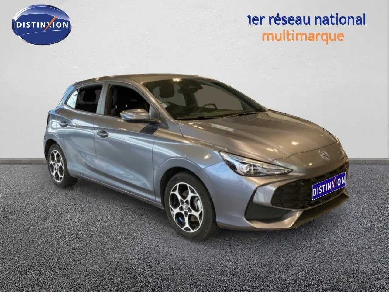 MG3 1.5 Hybrid gris Hampstead, vue 3/4 avant droit, avec jantes alliage et calandre noire distinctive.