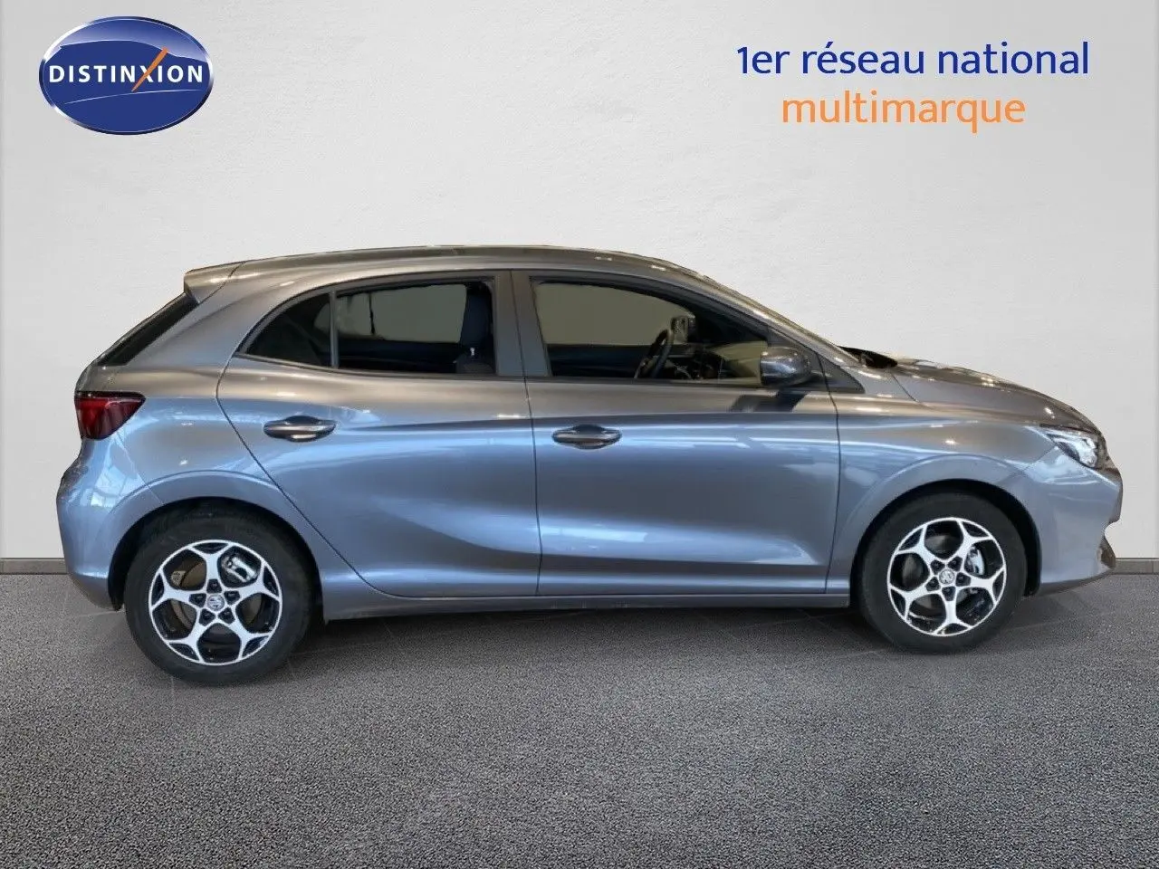 Vue de profil côté gauche d'une MG3 1.5 Hybrid 195ch Comfort gris métallisé avec jantes bi-ton et cinq portes.