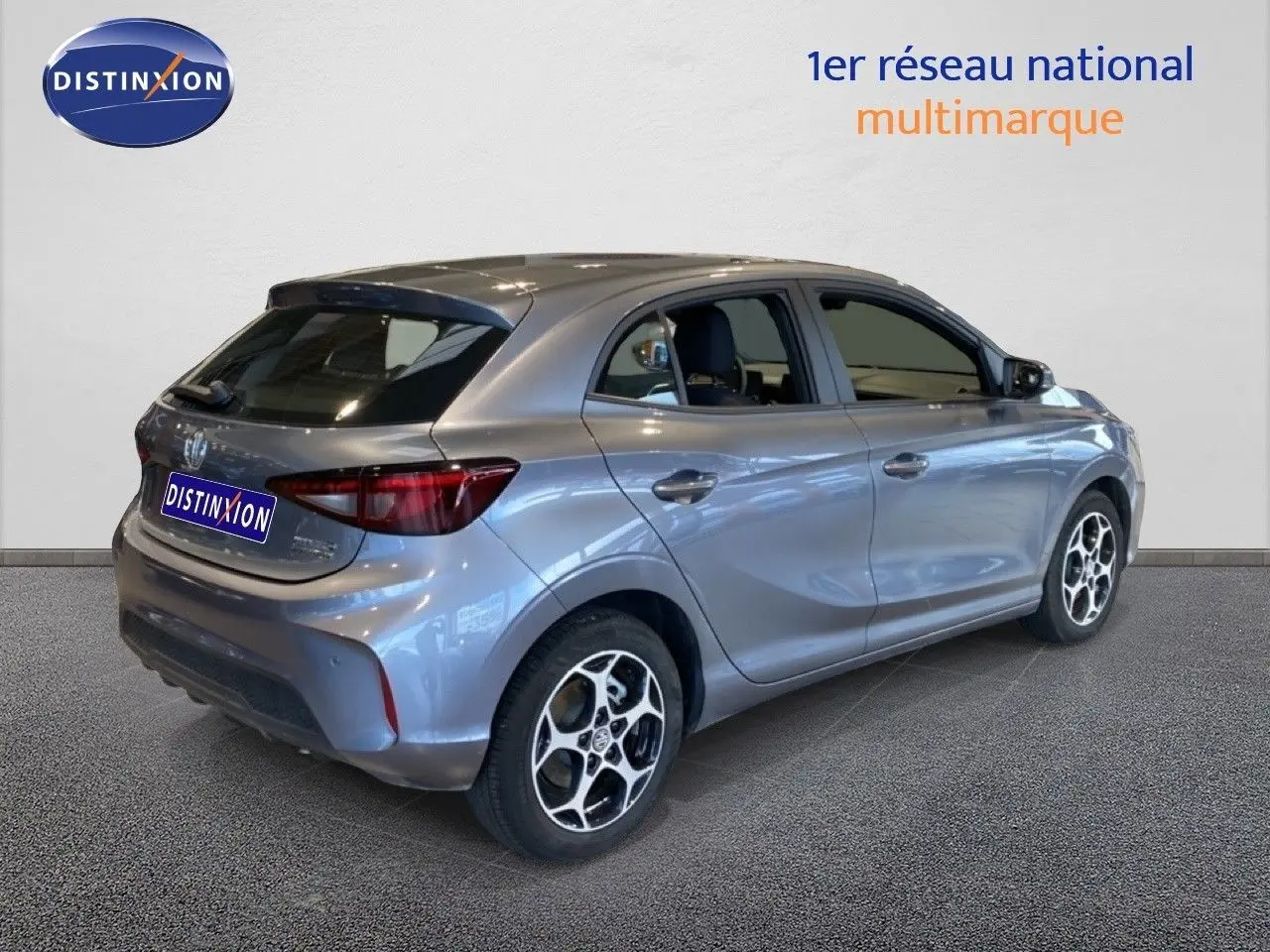 Vue 3/4 arrière droite de la MG3 1.5 Hybrid 195ch Comfort en gris métallisé Hampstead avec jantes bi-ton.