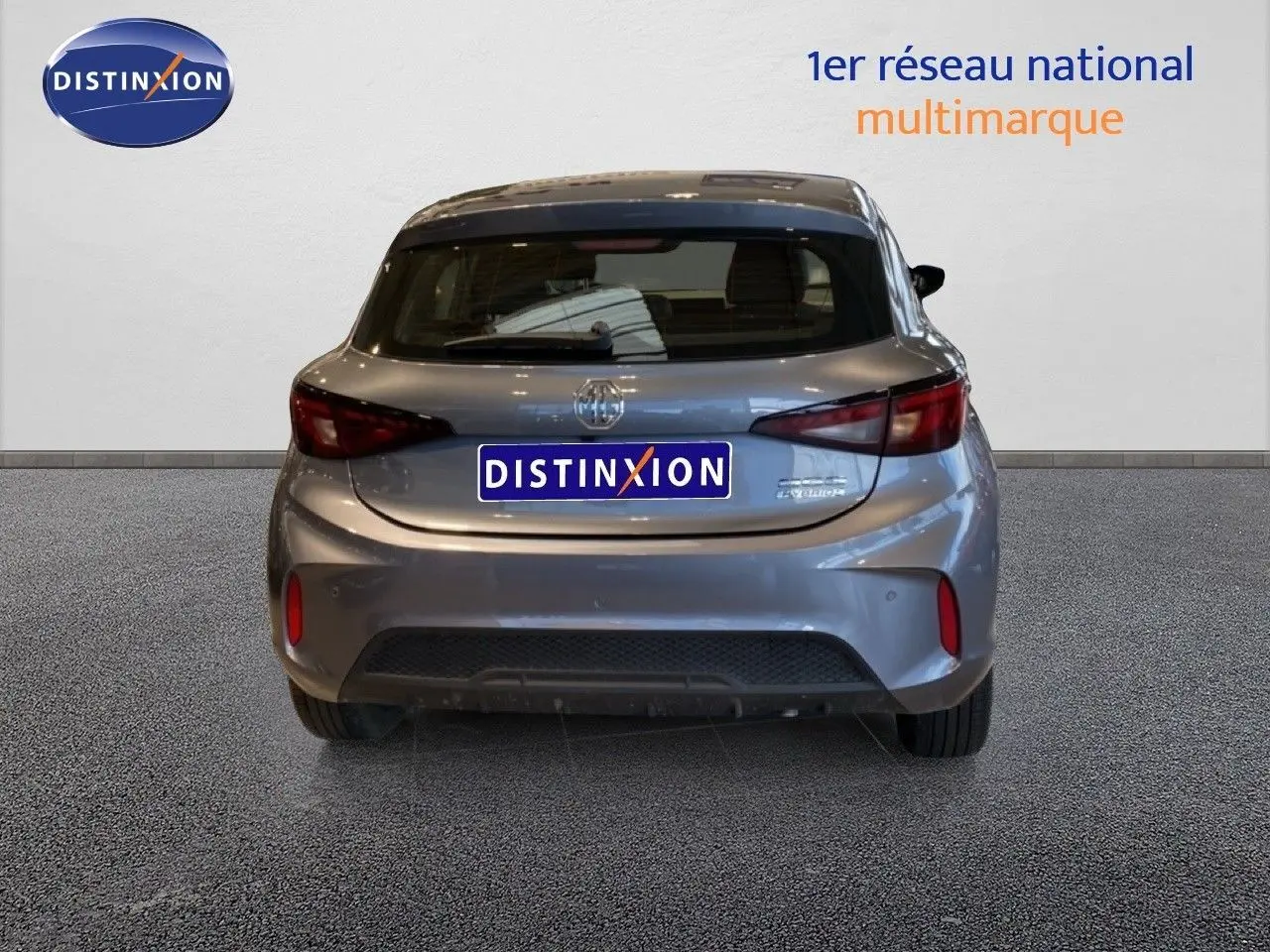 Vue arrière d'une MG3 1.5 Hybrid 195ch Comfort en gris métallisé Hampstead, avec feux arrière effilés et hayon fermé.