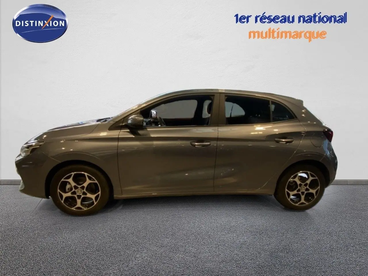Vue latérale droite de la MG3 1.5 Hybrid 195ch Comfort en gris métallisé Hampstead, avec jantes bi-ton distinctives.