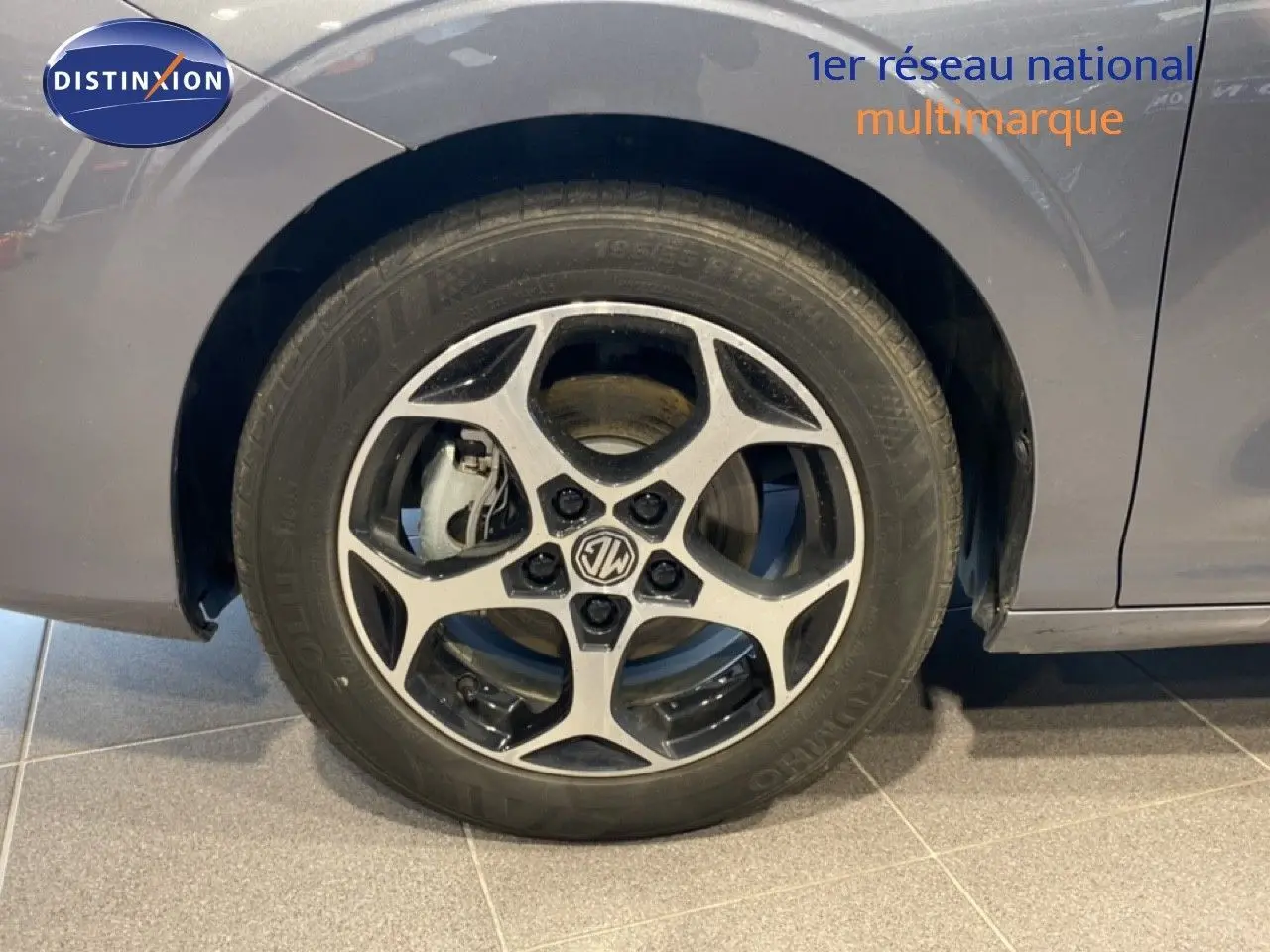 Gros plan sur la roue avant droite d’une MG3 1.5 Hybrid 2024 en gris Hampstead avec jante alliage bi-ton.