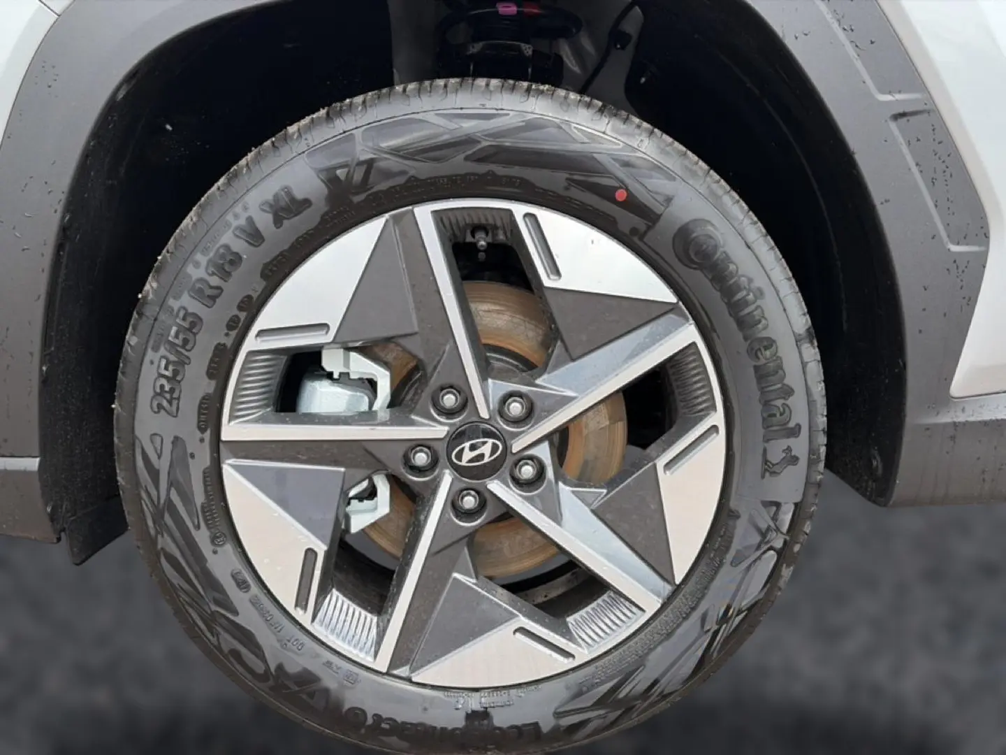 Gros plan sur la jante alu 18 pouces gris et noir du Hyundai Tucson 2026, partie arrière droite visible.