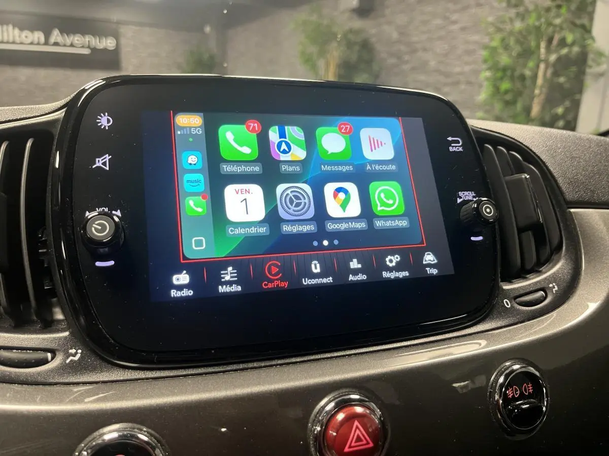 Écran tactile central du tableau de bord de la Fiat 500 2023 gris, affichant Apple CarPlay et commandes multimédia.