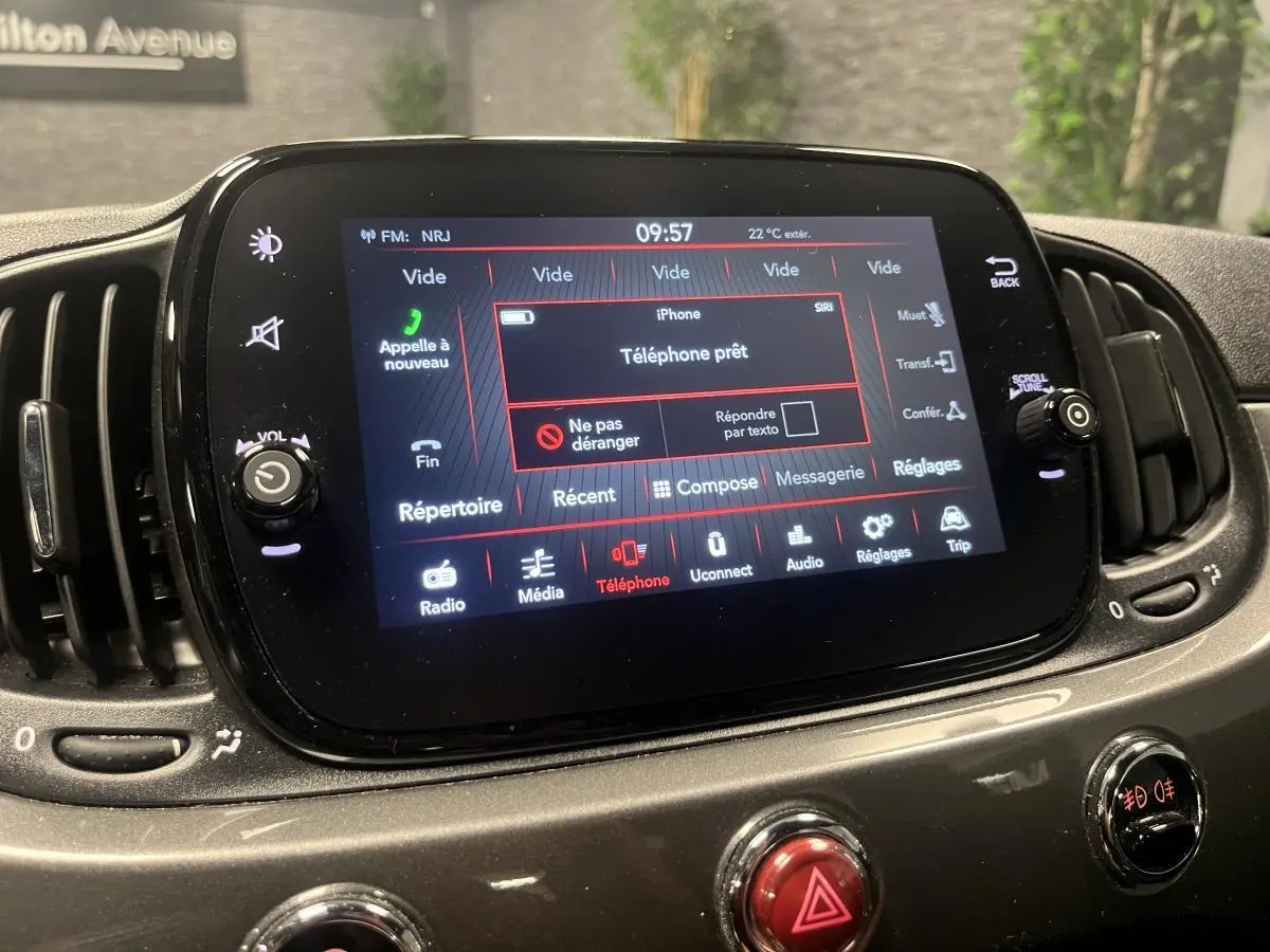 Écran tactile central de la Fiat 500 gris 2023 affichant le menu téléphone avec options connectées.