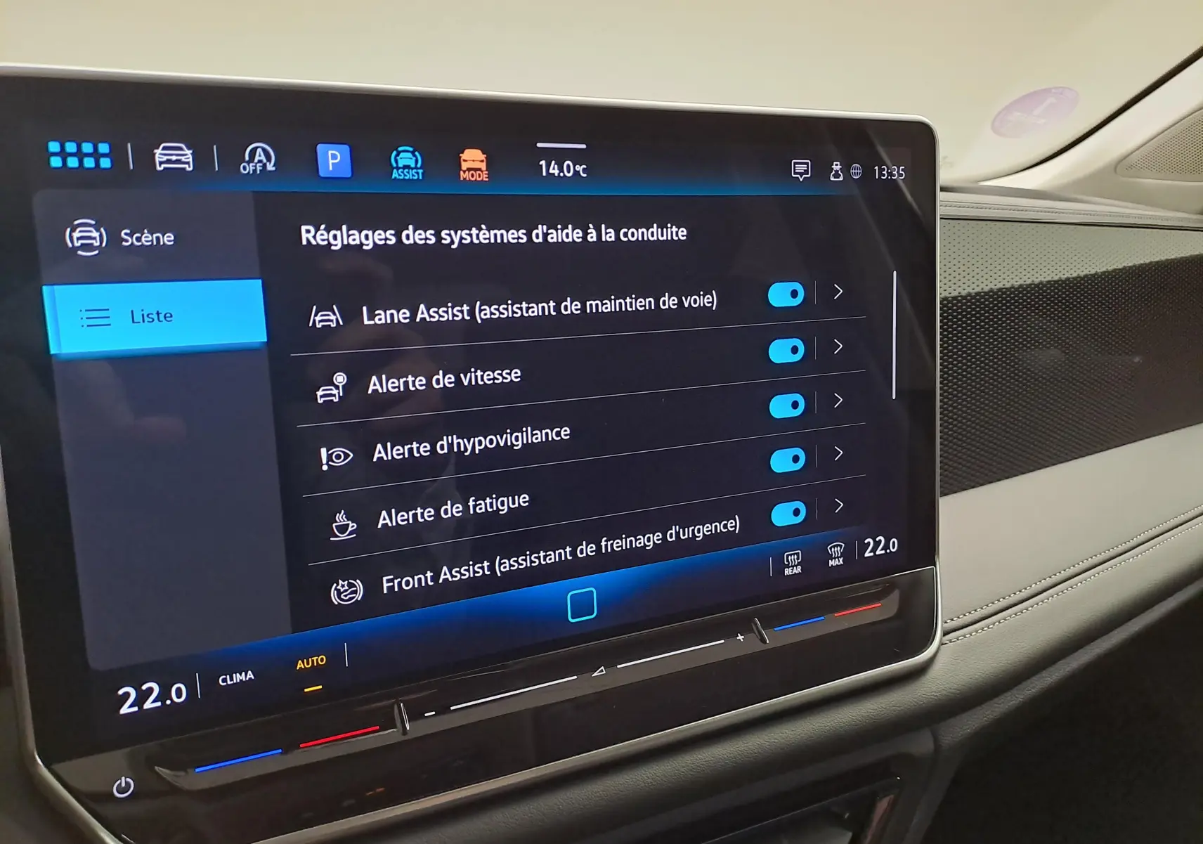 Vue intérieure du tableau de bord du Volkswagen Tiguan 2024 avec écran tactile affichant les réglages d’aide à la conduite.