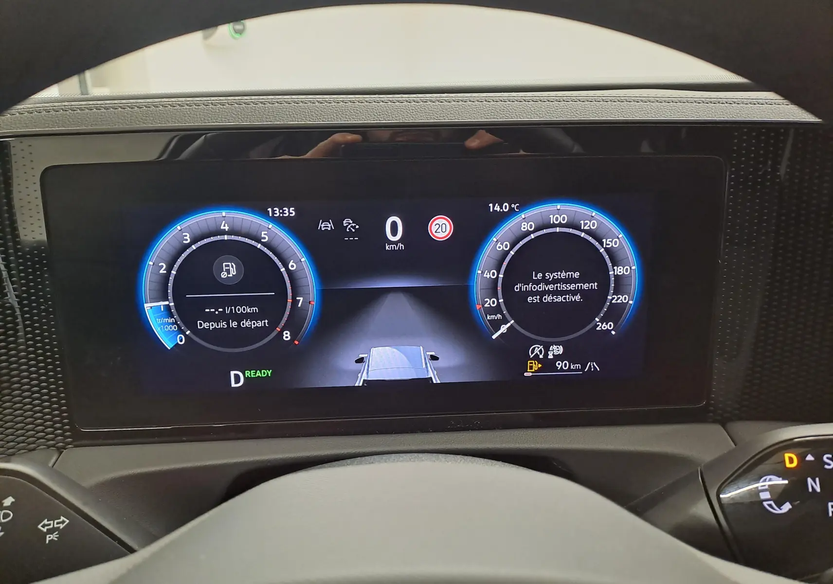 Tableau de bord numérique du Volkswagen Tiguan 2024, affichage des compteurs et informations de conduite.