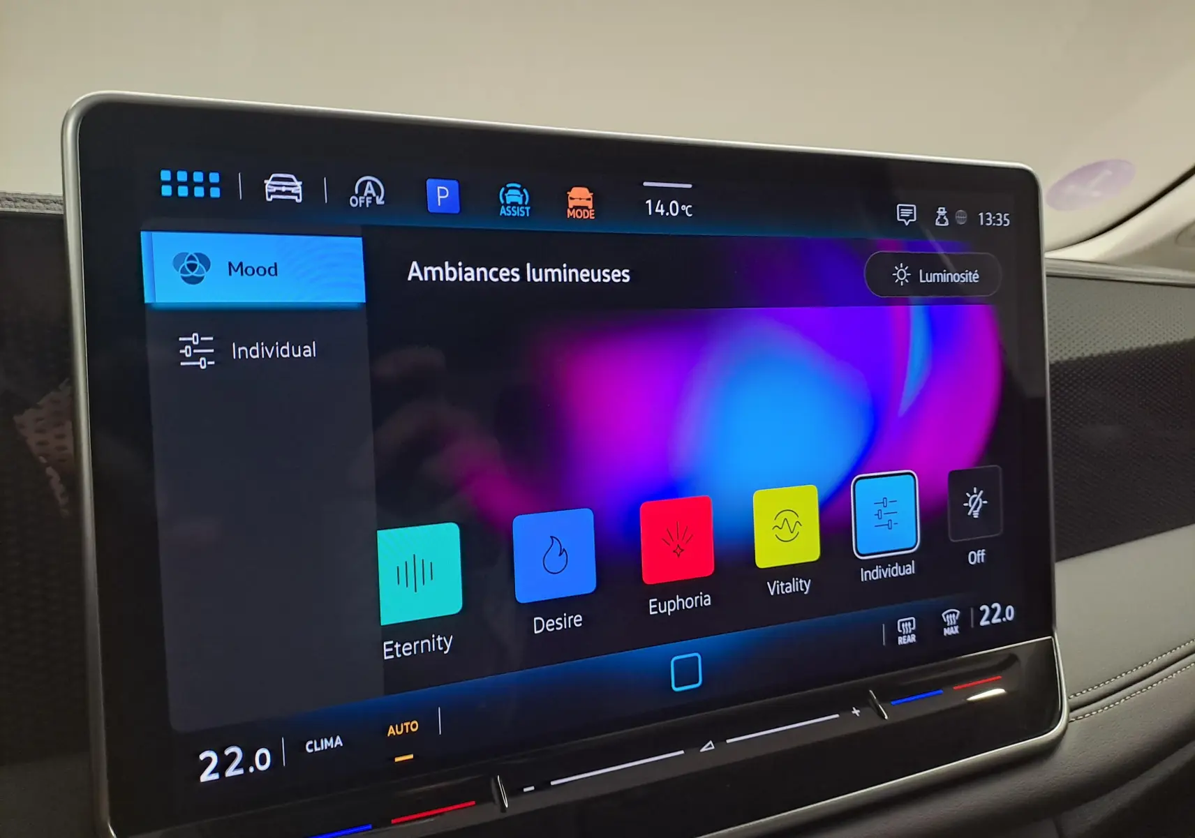 Écran tactile intérieur du Volkswagen Tiguan 2024 affichant les ambiances lumineuses avec réglages de température à 22°C.