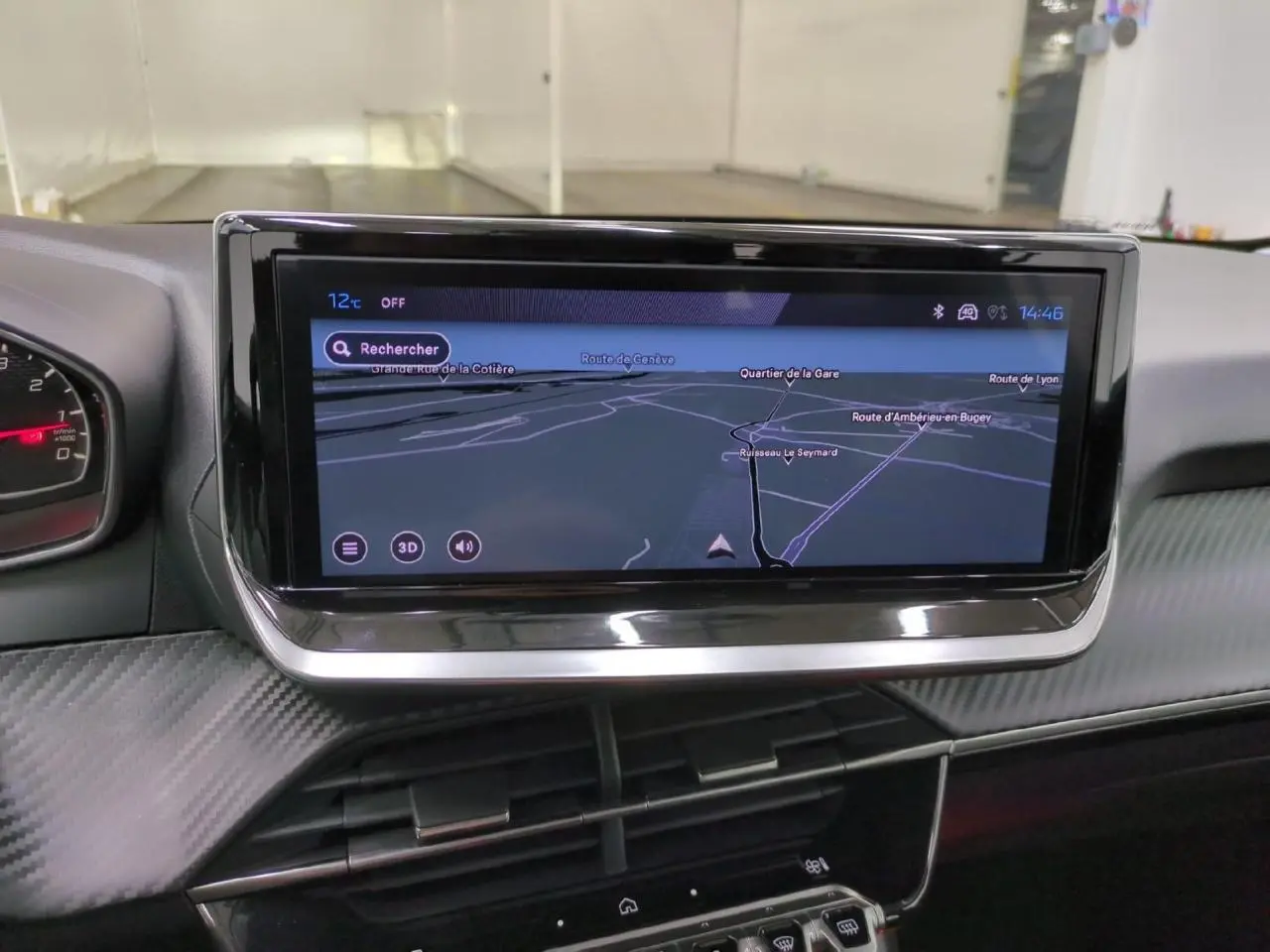 Écran tactile 10 pouces affichant la navigation 3D dans l'habitacle d'une Peugeot 208 gris clair.