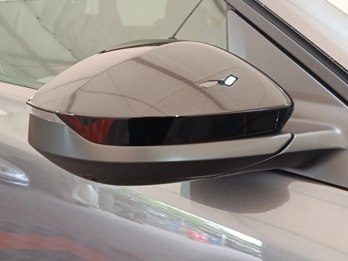 Rétroviseur côté gauche gris foncé brillant de la Citroën C5 Hybride 2025 avec clignotant intégré noir.