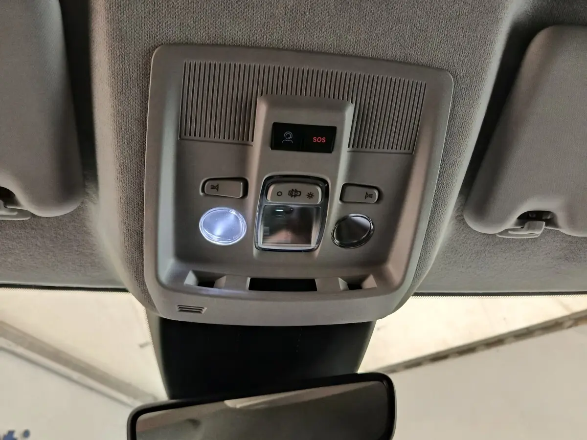 Vue intérieure du plafonnier gris clair avec commandes d'éclairage et bouton SOS dans une Citroën C5 hybride 2025.