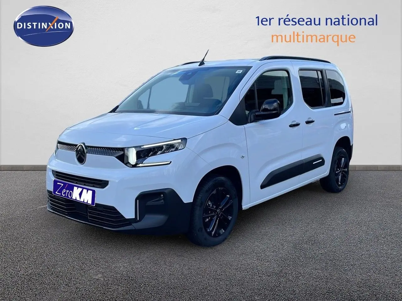 Citroën Berlingo Multispace blanc glacier en 3/4 avant droit avec jantes noires et protections latérales noires.