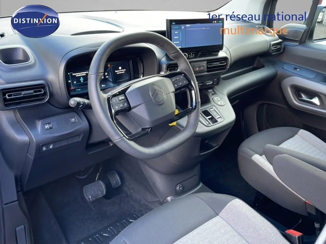 Vue intérieure côté conducteur du Citroën Berlingo blanc glacier 2025, volant multifonction et écran tactile central visibles.