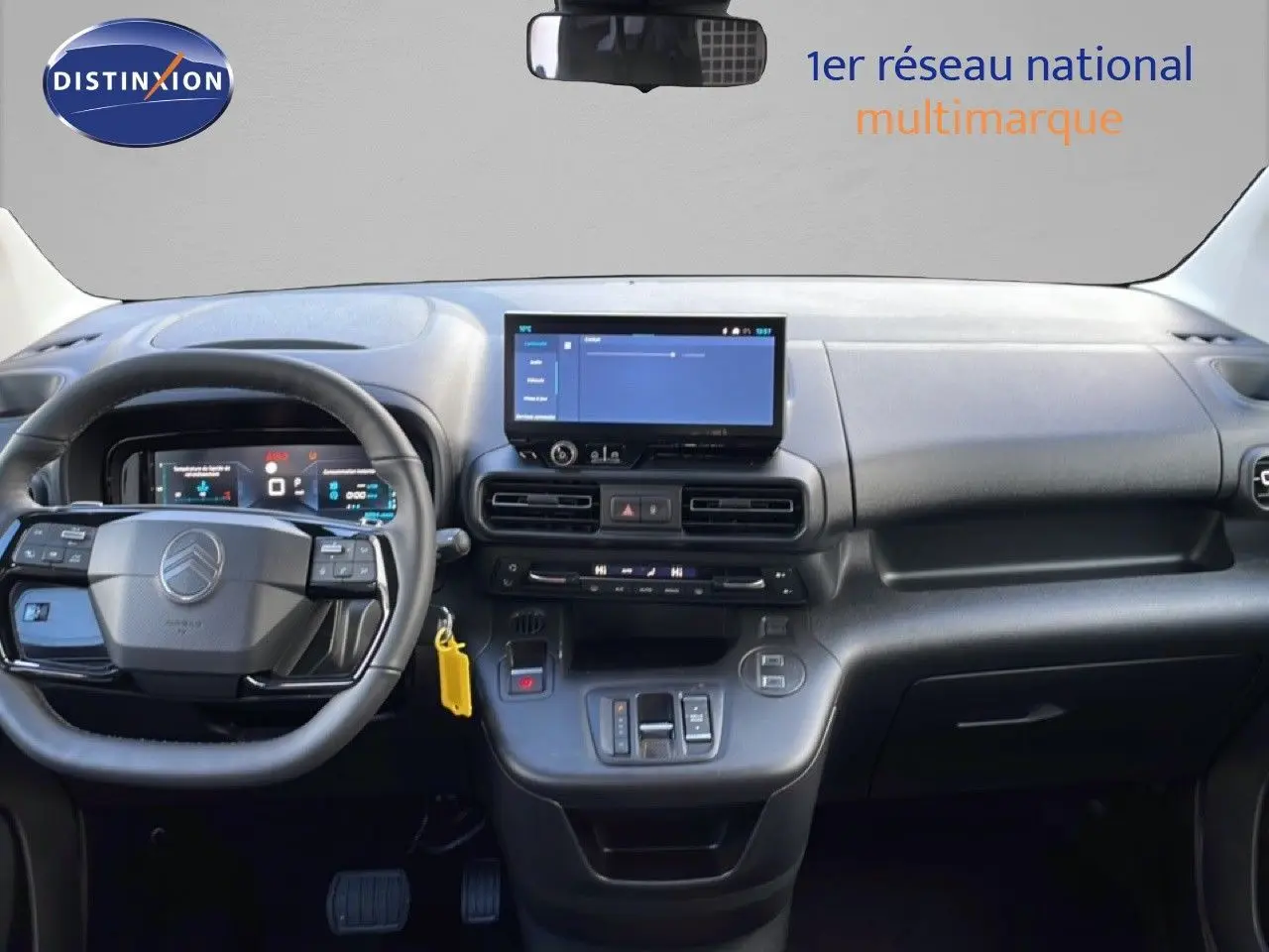 Vue intérieure frontale du tableau de bord noir du Citroën Berlingo Multispace 2025 avec écran tactile et volant multifonction.