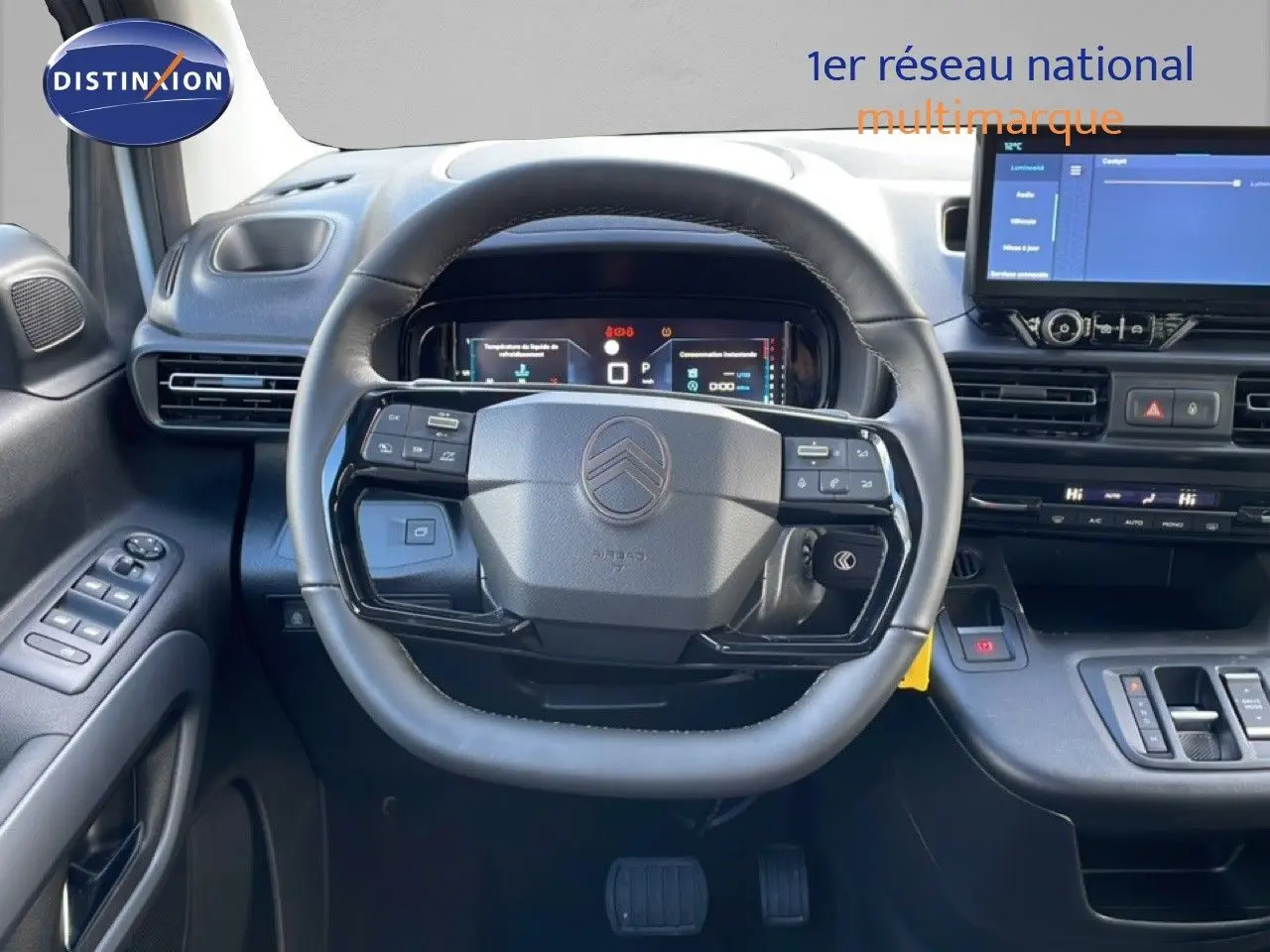 Vue frontale du tableau de bord et volant noir du Citroën Berlingo Multispace 2025, avec écran tactile et commandes intégrées.