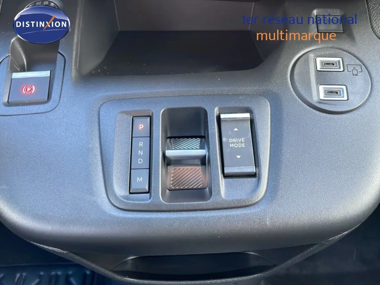 Gros plan sur la console centrale du Citroën Berlingo Multispace 2025 avec commandes boîte auto et boutons USB.