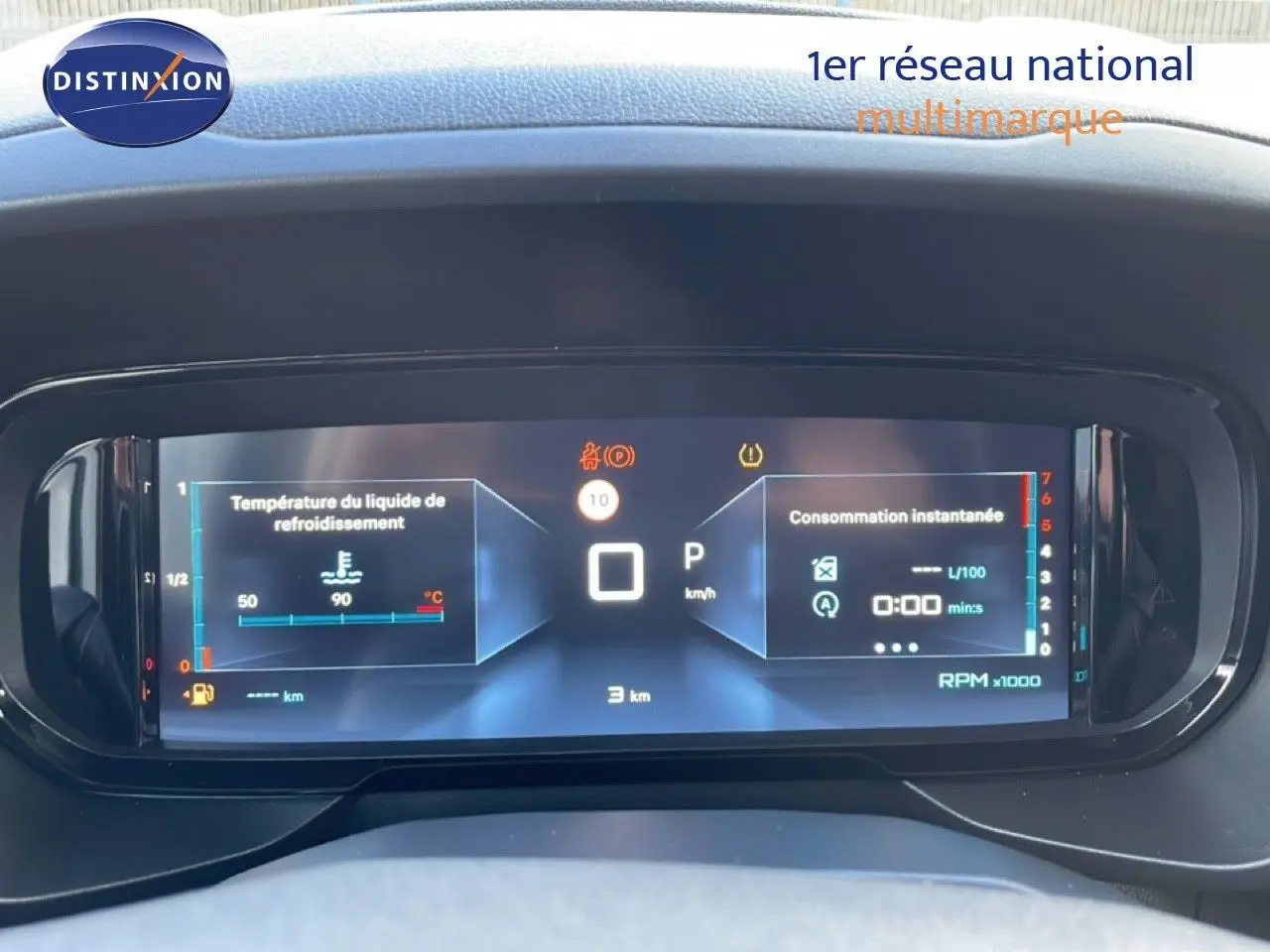 Tableau de bord numérique du Citroën Berlingo blanc glacier, affichant température liquide et consommation instantanée.