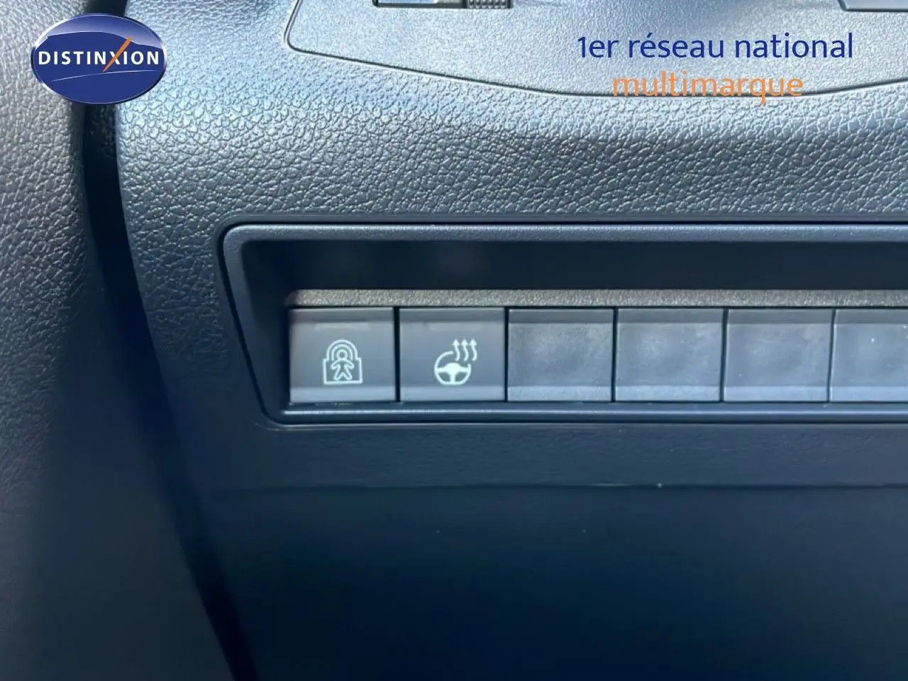 Gros plan sur les boutons de commande du tableau de bord noir du Citroën Berlingo Multispace blanc glacier, version 2025.