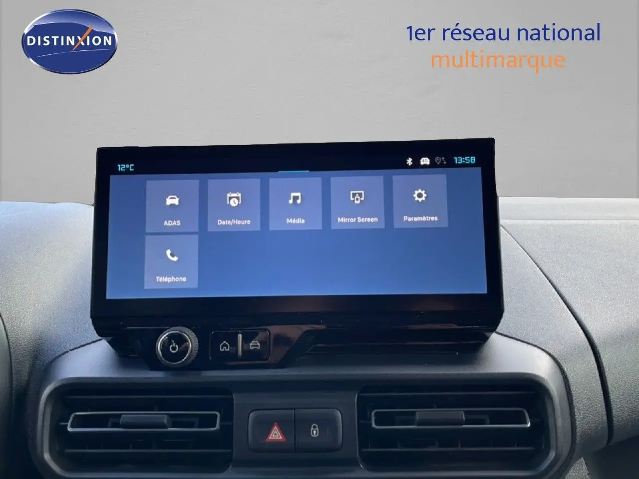 Écran tactile central du tableau de bord du Citroën Berlingo blanc glacier, affichant les options multimédia et paramètres.