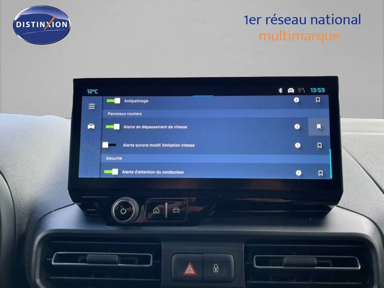 Écran tactile central du tableau de bord du Citroën Berlingo Multispace blanc glacier, affichant les options d’alerte sécurité.