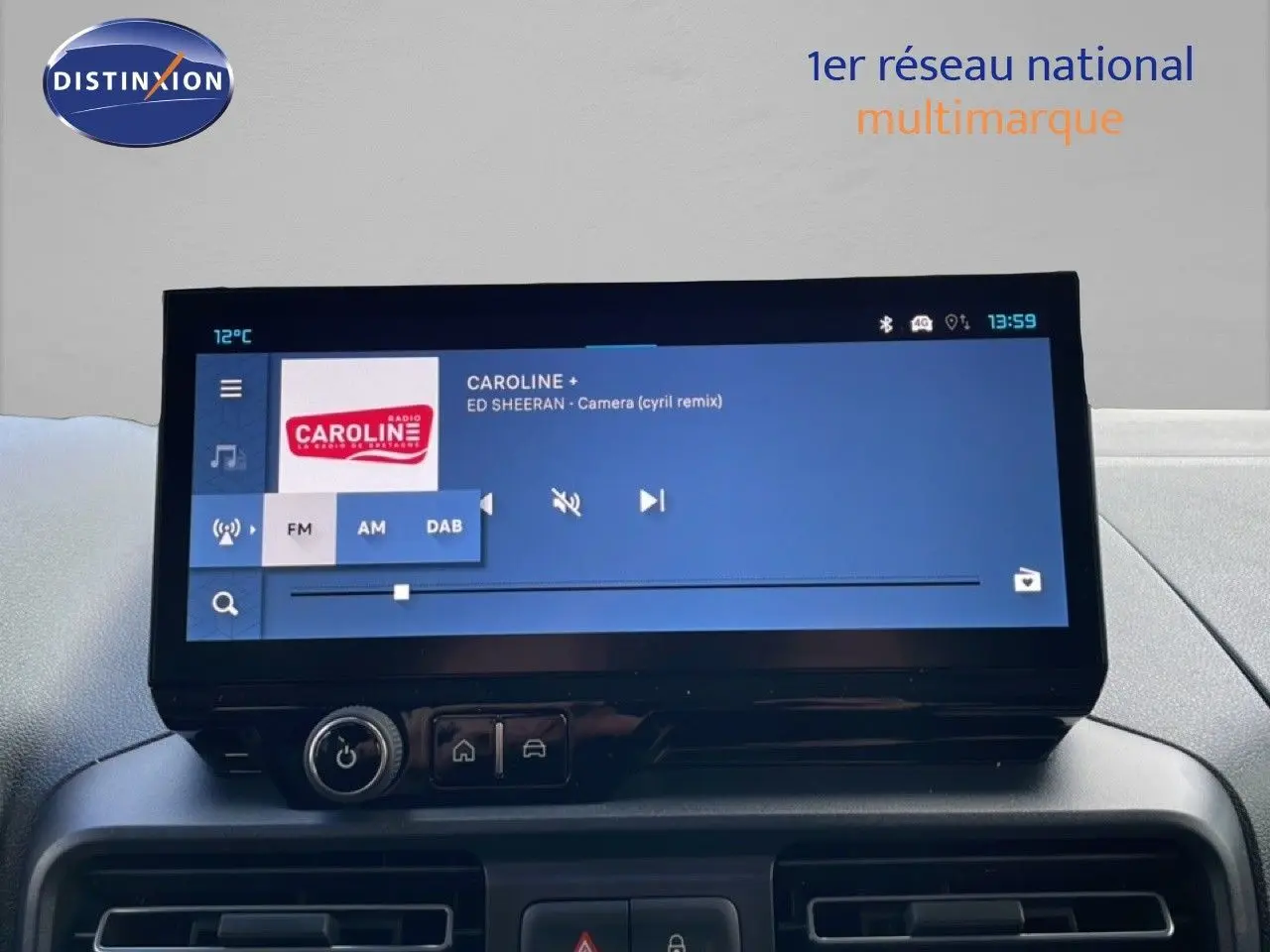 Écran tactile central du tableau de bord du Citroën Berlingo blanc glacier, affichant une radio FM en intérieur.