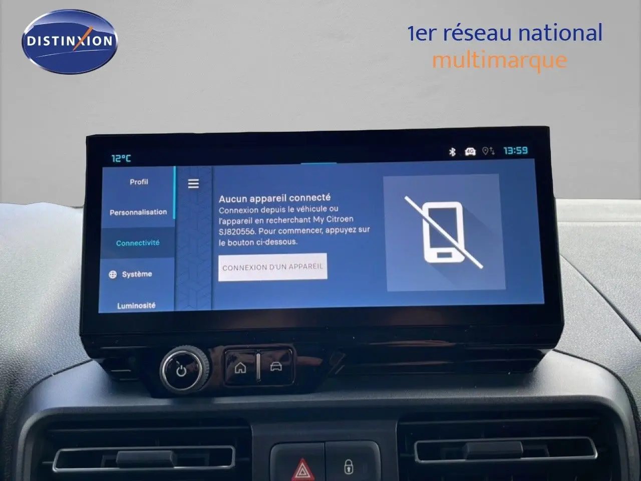 Écran tactile central du Citroën Berlingo blanc glacier, vue intérieure frontale avec interface connectivité affichée.