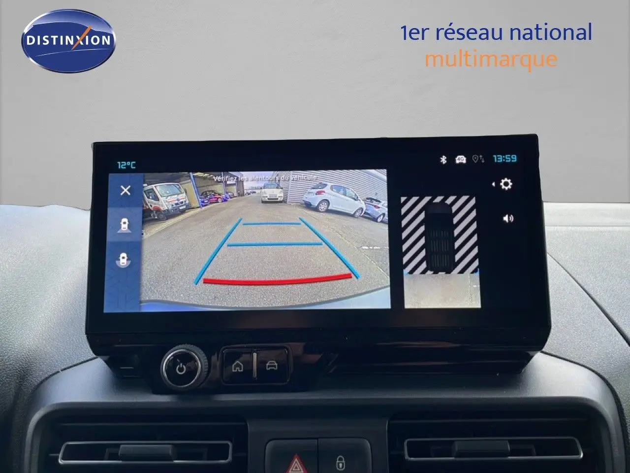 Écran central du Citroën Berlingo Multispace blanc glacier 2025 montrant la caméra de recul et l'affichage 360° intérieure.