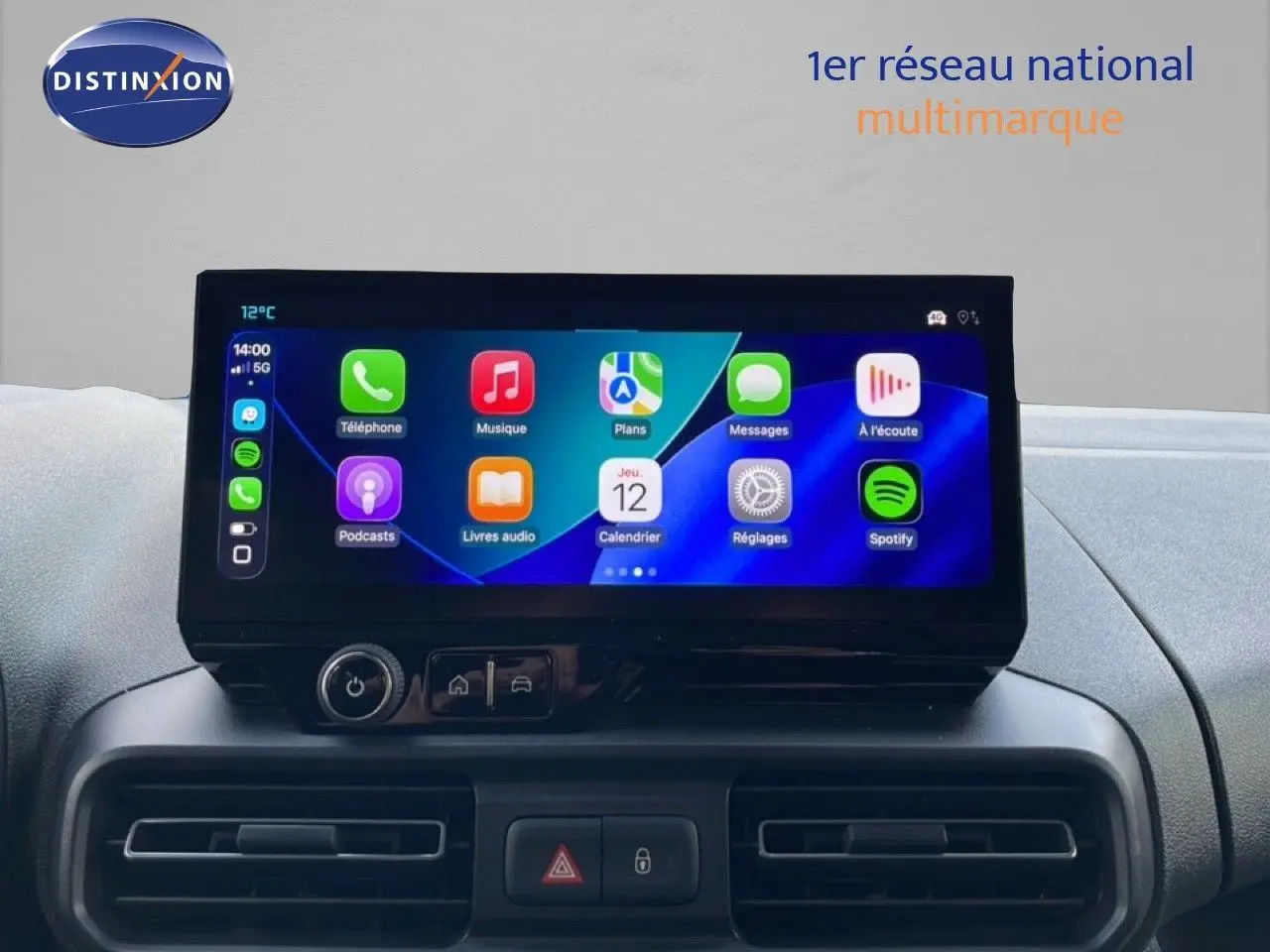 Vue rapprochée de l’écran tactile central du Citroën Berlingo blanc glacier 2025 affichant des applications connectées.