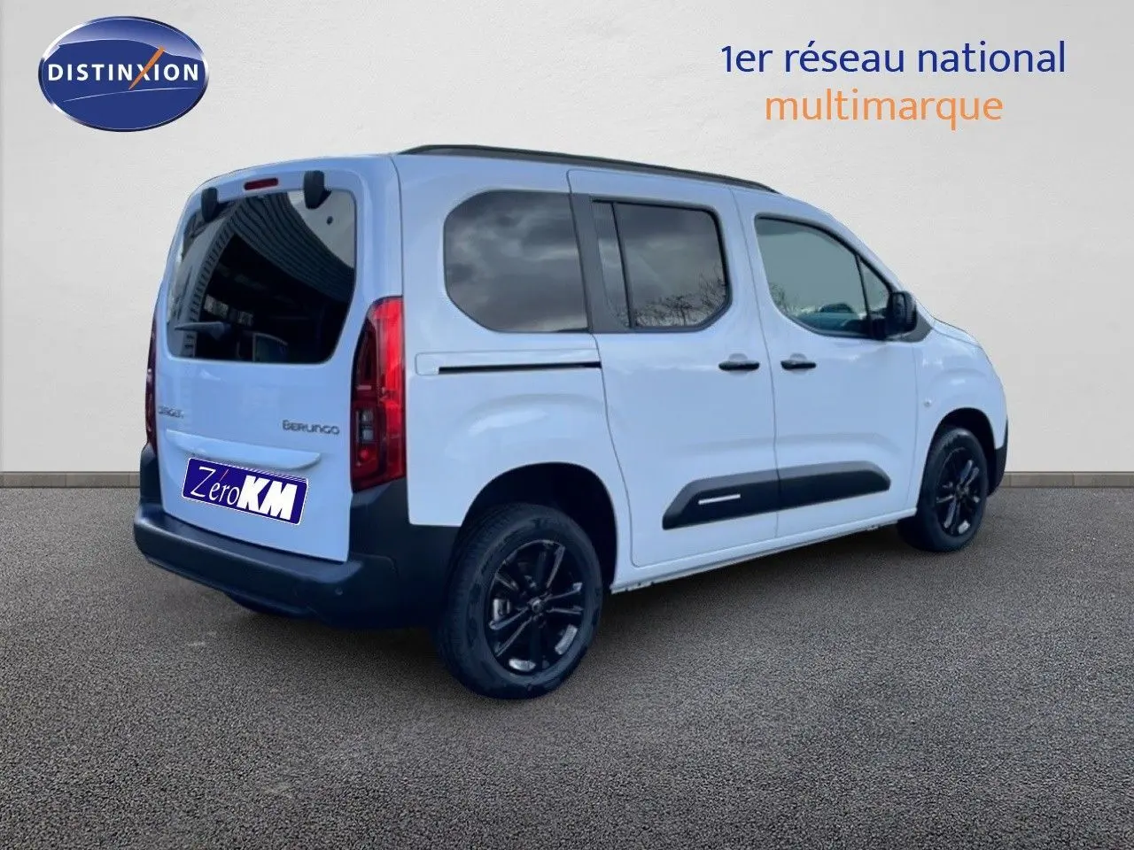 Vue 3/4 arrière droite d'un Citroën Berlingo blanc glacier avec vitres teintées et jantes noires.
