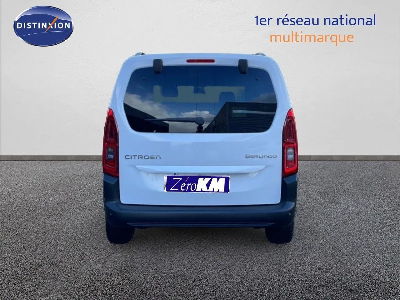 Vue arrière d'un Citroën Berlingo blanc glacier 2025 avec vitres teintées et feux arrière rouges.