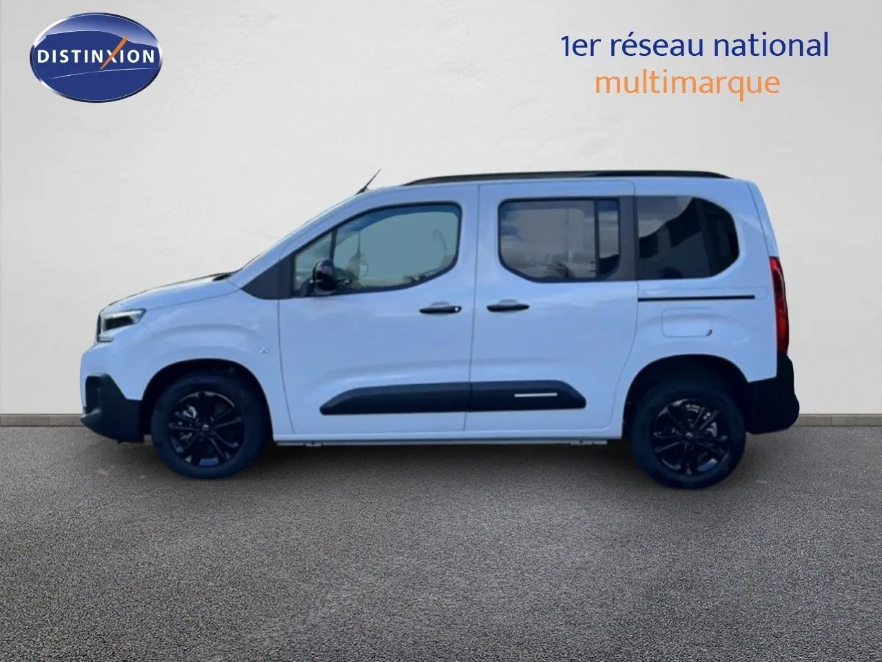 Profil latéral gauche d'un Citroën Berlingo blanc glacier 2025 avec jantes noires et protections latérales noires.