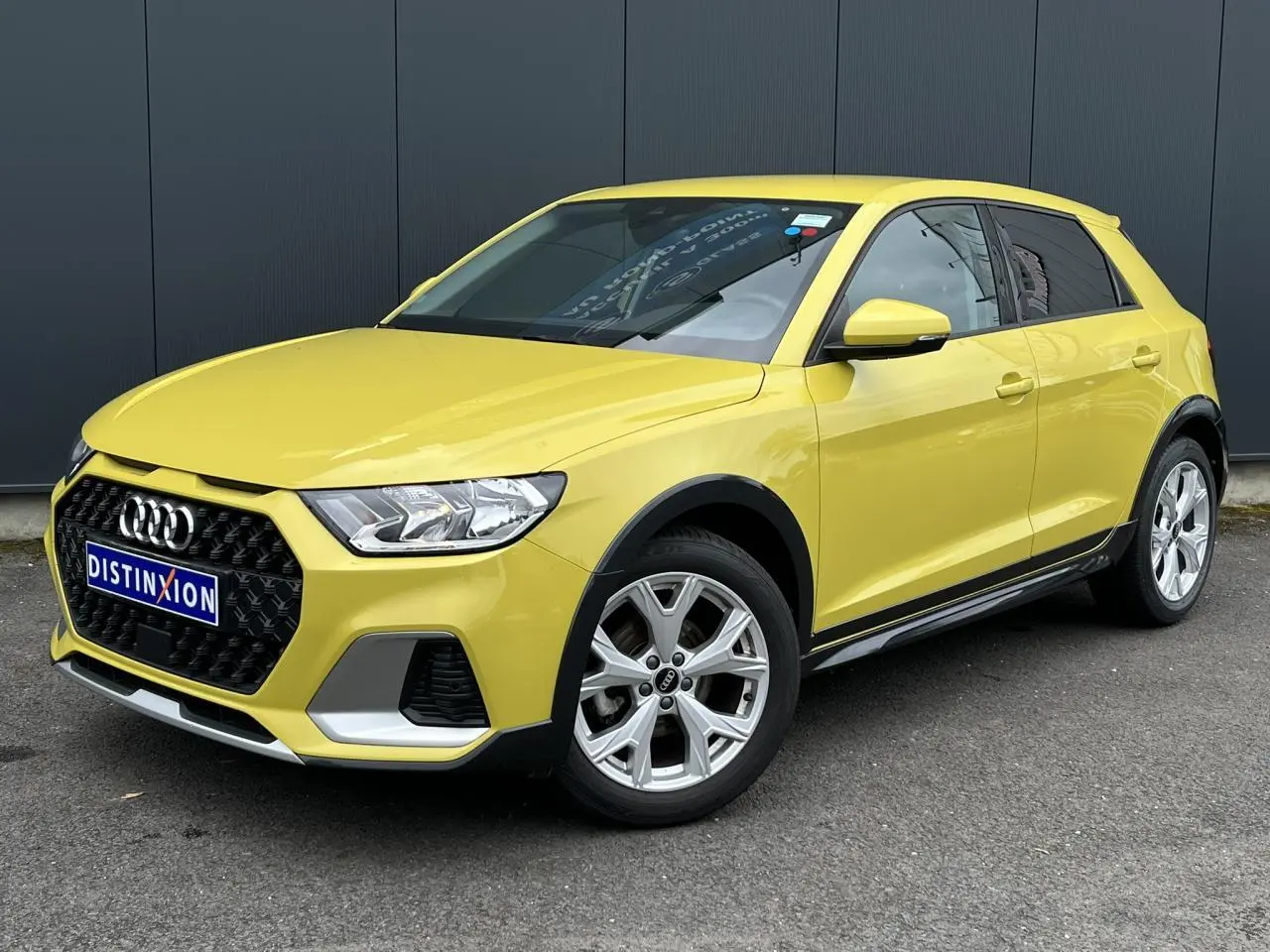 Audi A1 Allstreet jaune Python vue 3/4 avant droit avec jantes en aluminium et calandre noire hexagonale.