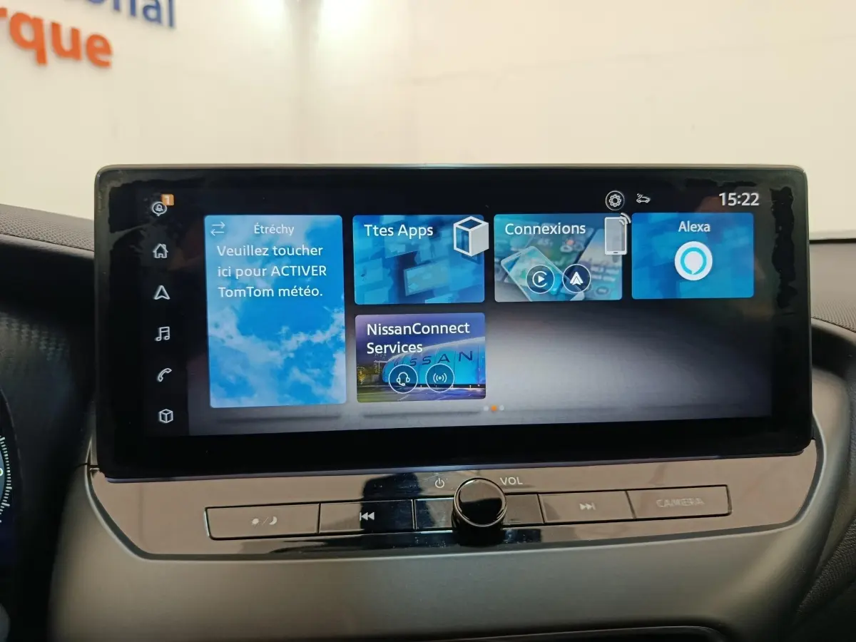 Écran tactile central de 31,2 cm du Nissan Juke gris clair 2025, affichant l'interface NissanConnect.