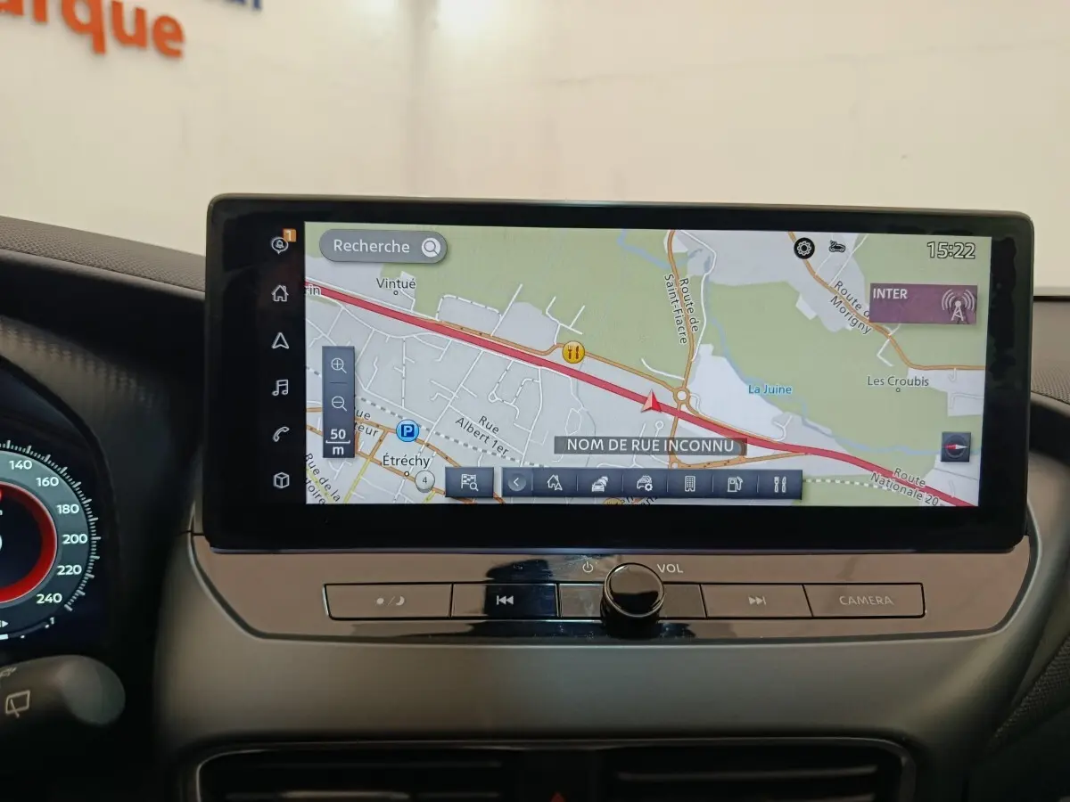 Écran tactile central du tableau de bord du Nissan Juke gris clair, affichant une carte de navigation.