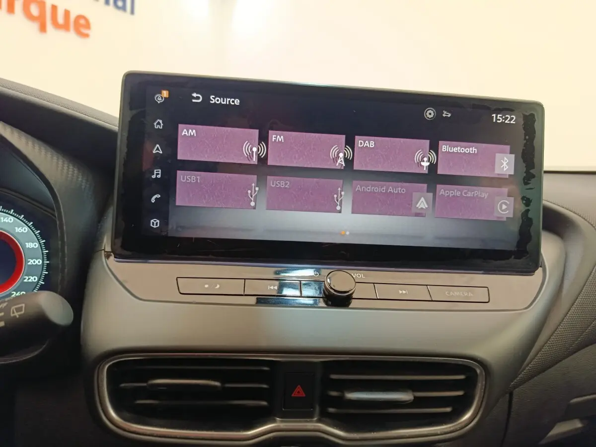 Écran tactile central du tableau de bord du Nissan Juke 2025, affichant les options multimédia connectées.
