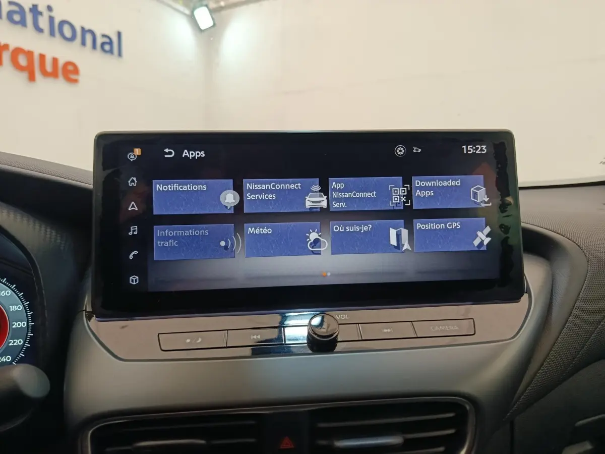 Vue rapprochée de l’écran tactile central du tableau de bord du Nissan Juke gris clair 2025 avec commandes intégrées.