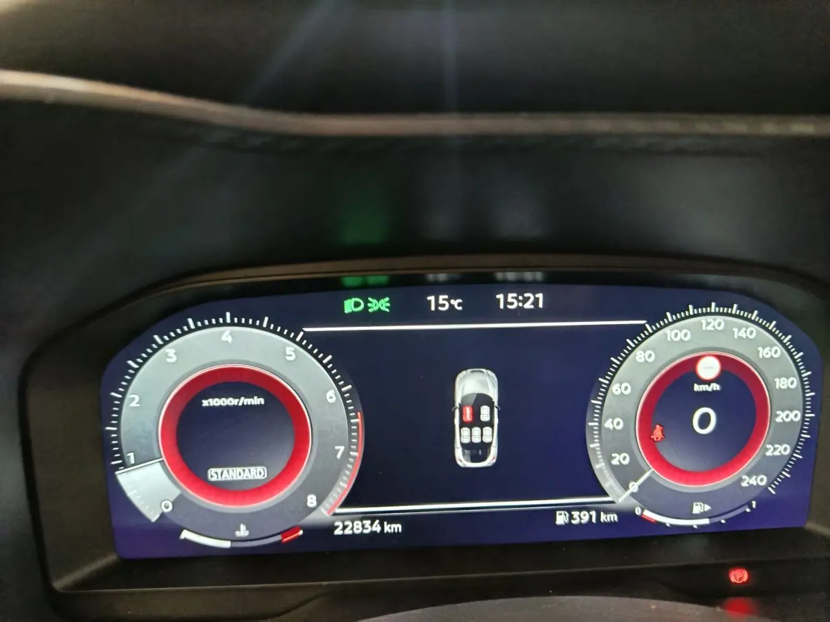 Tableau de bord numérique du Nissan Juke 2025, affichage multifonctions avec compte-tours et vitesse à 0 km/h.