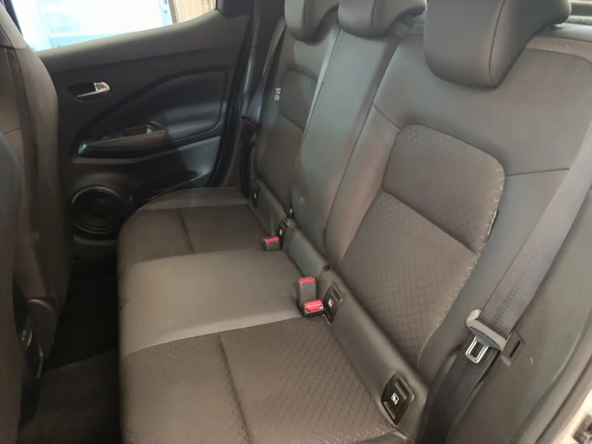 Vue latérale des sièges arrière noirs du Nissan Juke 2025, avec ceintures et fixations Isofix visibles.