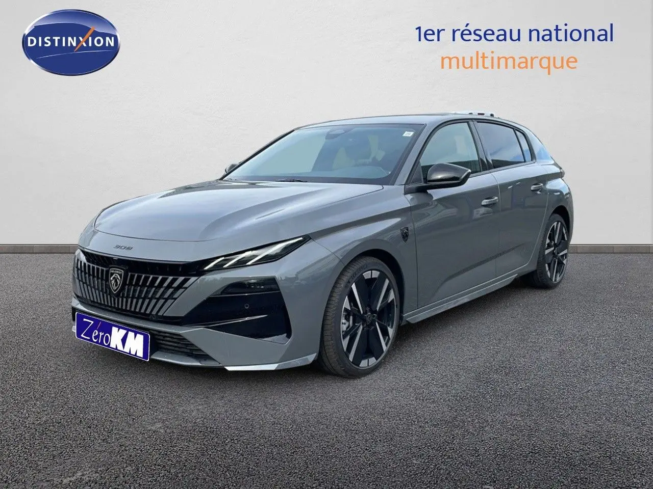 Peugeot 308 gris selenium métal en 3/4 avant droit, avec calandre distinctive et jantes noires bicolores.