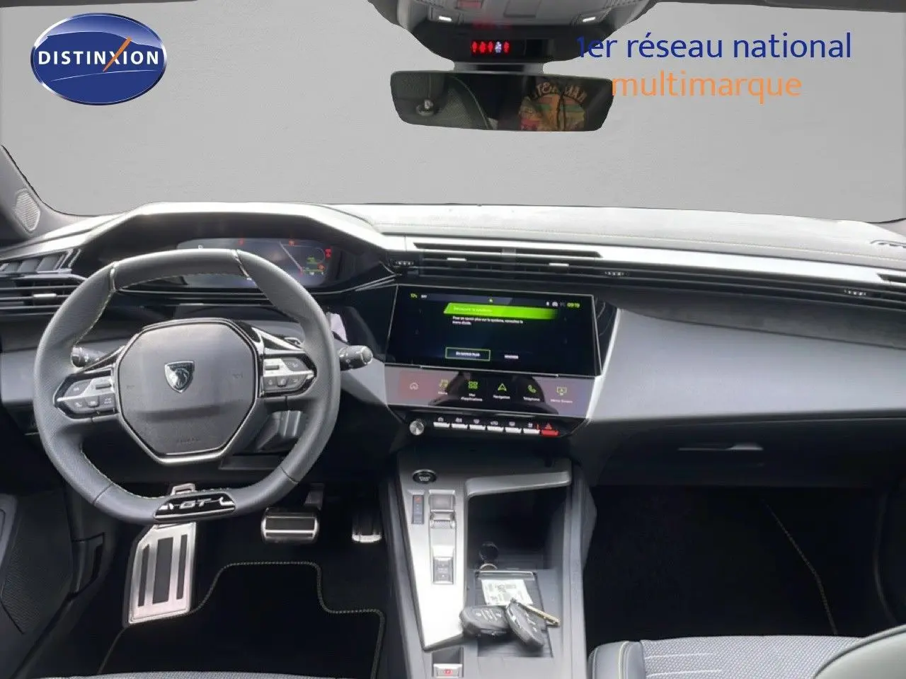 Intérieur moderne de Peugeot 308 1.2 Hybrid 2026, vue de face sur le tableau de bord et volant multifonction noir.