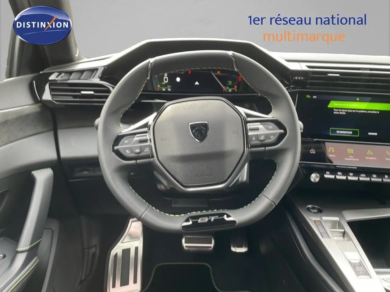 Vue intérieure centrée sur le volant cuir noir de la Peugeot 308 gris selenium, avec tableau de bord digital et écran tactile.
