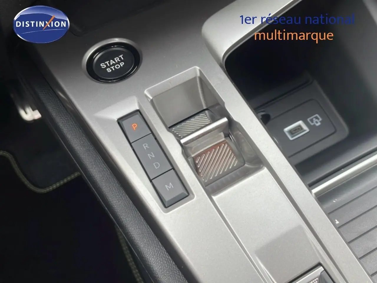 Gros plan sur la console centrale de la Peugeot 308 gris selenium, montrant la commande de boîte auto et bouton start/stop.