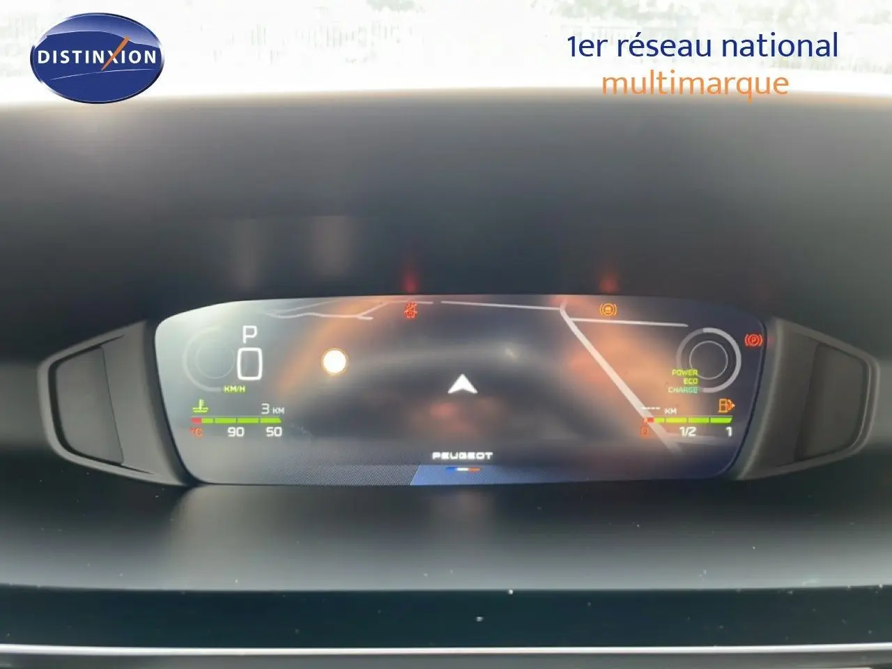 Tableau de bord numérique du Peugeot 308 hybride 2026, affichage clair avec indicateurs de vitesse et énergie.